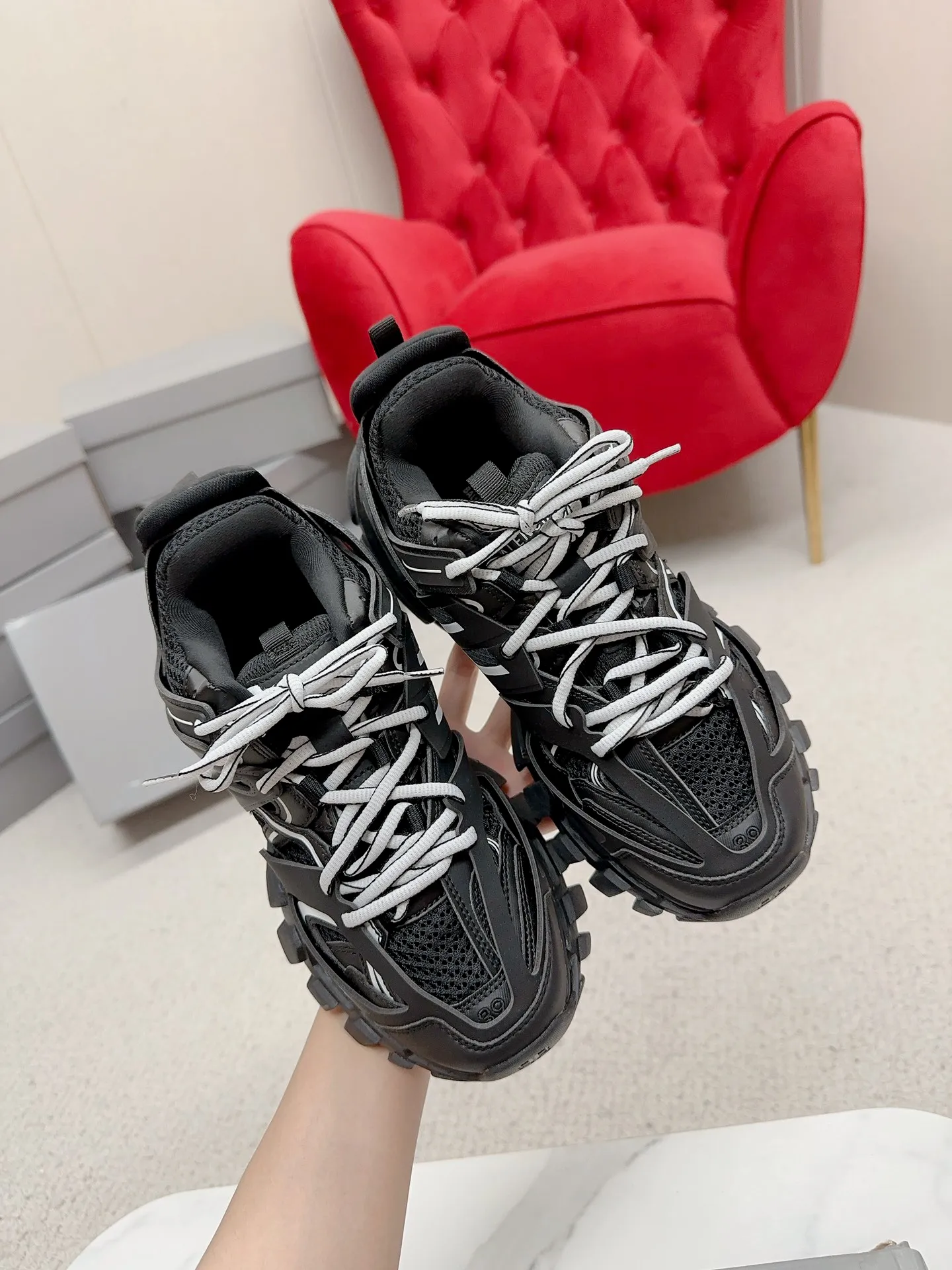 👟👟Ex-factory price 980👟👟 Men's size +10 𝐁𝐚𝐥𝐞𝐧𝐜𝐢𝐚𝐠𝐚|||𝐭𝐫𝐚𝗰𝐤 series 𝟑.𝟎Three generations of sports dad shoes‼ ️ [Top high-end quality from Dongguan Factory] Balenciaga dad shoes ~ super fashionable ~ full and three-dimensional shoes ~ amazing lines ~ very soft and light on the feet ~ super comfortable ~ versatile for commuting ~ can be paired with mid-calf socks, bell bottoms, wide-leg pants, overalls, very high-end ~ very manly and handsome ~ suitable for spring, summer, autumn and winter all year round... ⇢✈ Upper: Exclusive 1:1 original molded custom imported technical fabric mesh + imported cloth + 3M reflective strips [composed of 108 sub-pieces] ⇢✈Inner lining: Breathable mesh ⇢✈Outsole: Exclusive 1:1 original molded PU+TPU+EVA+rubber, a total of 13 sets of grinding tool combinations ⚠️Difference in market currency ~ high-end quality is definitely different ⇢✈𝐒𝐈𝐙𝐄Females: 35, 36, 37, 38, 39, 40 ⇢✈𝐒𝐈𝐙𝐄Men: 39, 40, 41, 42, 43, 44, 45